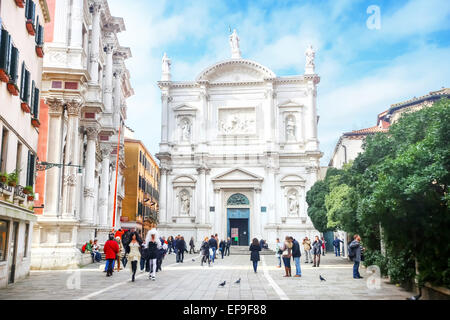 Persone che camminano nella piazza di San Rocco nella parte anteriore di un palazzo rinascimentale Scuola Grande di San Rocco a Venezia, Italia. Foto Stock