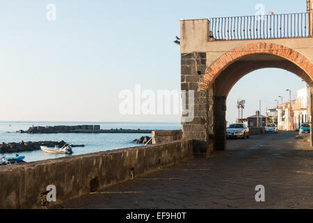 Torre Archirafi, piccolo villaggio sulla Sicilia costa ionica Foto Stock