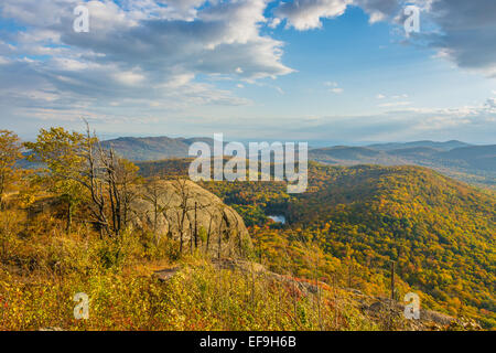 Autunno in pieno svolgimento come visto dalla vetta di Sleeping Beauty Montagna in Adirondacks di Upstate New York. Foto Stock