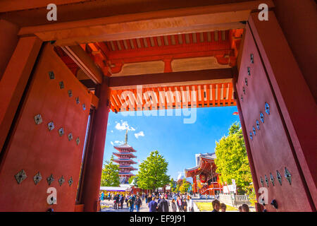 TOKYO-13 novembre: turisti visitano il Tempio di Senso-ji il 13 novembre 2014 a Tokyo, Giappone. Il Senso-ji tempio Buddista è la symb Foto Stock