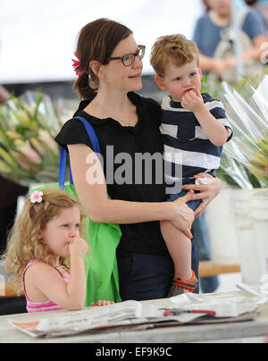 Lisa Loeb prende i suoi figli per il mercato degli agricoltori con: Lisa Loeb,Emet Loeb Hershkovitz,Lyla Loeb Hershkovitz dove: Los Angeles, California, Stati Uniti quando: 27 Lug 2014 Foto Stock