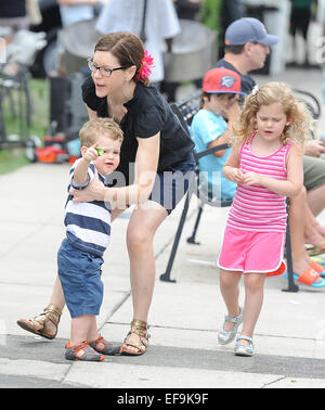 Lisa Loeb prende i suoi figli per il mercato degli agricoltori con: Lisa Loeb,Emet Loeb Hershkovitz,Lyla Loeb Hershkovitz dove: Los Angeles, California, Stati Uniti quando: 27 Lug 2014 Foto Stock
