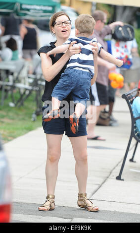 Lisa Loeb prende i suoi figli per il mercato degli agricoltori con: Lisa Loeb,Emet Loeb Hershkovitz dove: Los Angeles, California, Stati Uniti quando: 27 Lug 2014 Foto Stock