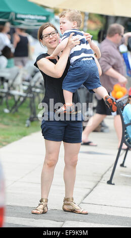 Lisa Loeb prende i suoi figli per il mercato degli agricoltori con: Lisa Loeb,Emet Loeb Hershkovitz dove: Los Angeles, California, Stati Uniti quando: 27 Lug 2014 Foto Stock