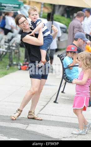 Lisa Loeb prende i suoi figli per il mercato degli agricoltori con: Lisa Loeb,Emet Loeb Hershkovitz,Lyla Loeb Hershkovitz dove: Los Angeles, California, Stati Uniti quando: 27 Lug 2014 Foto Stock