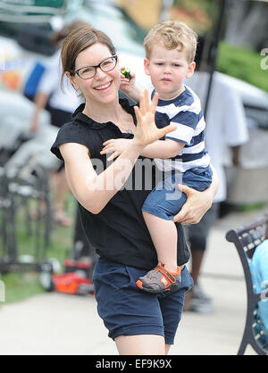 Lisa Loeb prende i suoi figli per il mercato degli agricoltori con: Lisa Loeb,Emet Loeb Hershkovitz dove: Los Angeles, California, Stati Uniti quando: 27 Lug 2014 Foto Stock
