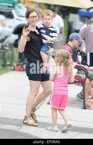 Lisa Loeb prende i suoi figli per il mercato degli agricoltori con: Lisa Loeb,Emet Loeb Hershkovitz,Lyla Loeb Hershkovitz dove: Los Angeles, California, Stati Uniti quando: 27 Lug 2014 Foto Stock