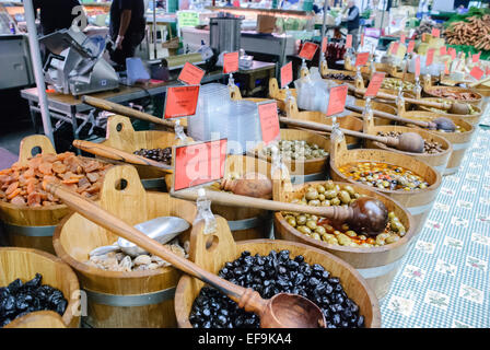 Secchi pieni di olive in un mercato in stallo Foto Stock