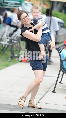 Lisa Loeb prende i suoi figli per il mercato degli agricoltori con: Lisa Loeb,Emet Loeb Hershkovitz dove: Los Angeles, California, Stati Uniti quando: 27 Lug 2014 Foto Stock