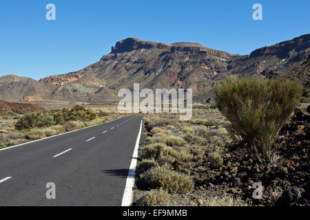 La strada attraverso il Llano de Ucanca, Las Cañadas del Teide, Parco Nazionale del Teide, un sito del Patrimonio Culturale Mondiale dell UNESCO, Tenerife, Foto Stock