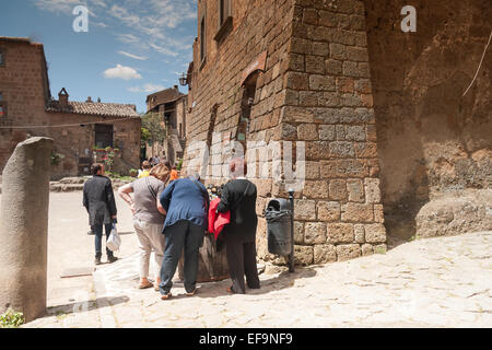 I turisti in comune di Bagnoregio Foto Stock