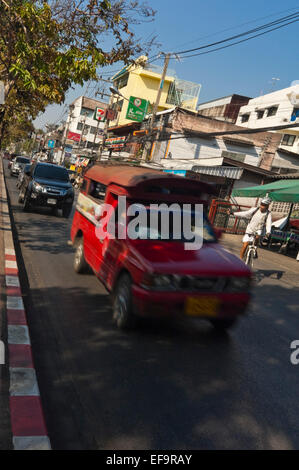 Vie di verticale con un songthaew (baht bus) da parte di guida a Chiang Mai. Foto Stock