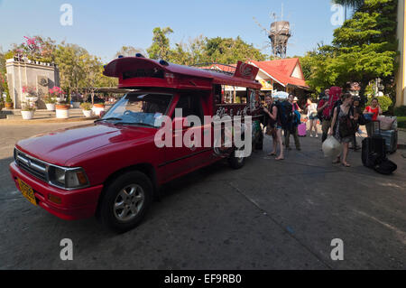 Vista orizzontale di un turista scendere un tuk-tuk a Chiang Mai. Foto Stock