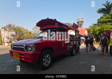 Vista orizzontale di un turista scendere un tuk-tuk a Chiang Mai. Foto Stock