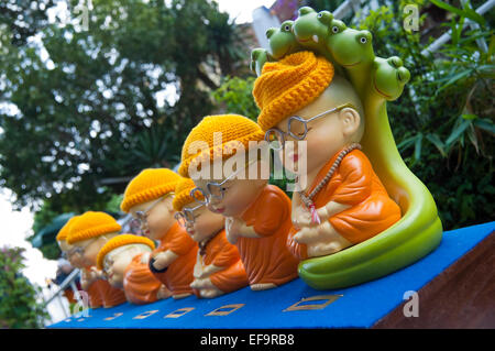 Chiudere orizzontale di una fila di carino piccolo Buddha di Wat Doi Suthep a Chiang Mai. Foto Stock