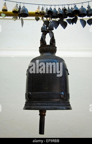 Vista verticale di una preghiera buddista campanelle al Wat Doi Suthep a Chiang Mai. Foto Stock