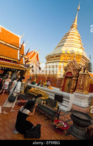 Vista verticale del golden chedi di Wat Doi Suthep a Chiang Mai. Foto Stock