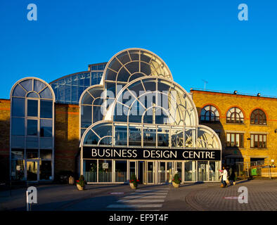 Parte anteriore vista esterna Islington Business Design Centre London REGNO UNITO una volta al Royal Agricultural Hall ora utilizzato come un centro conferenze Foto Stock