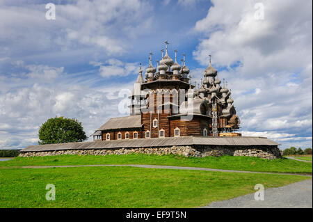 Chiesa di legno a Kizhi in ricostruzione Foto Stock