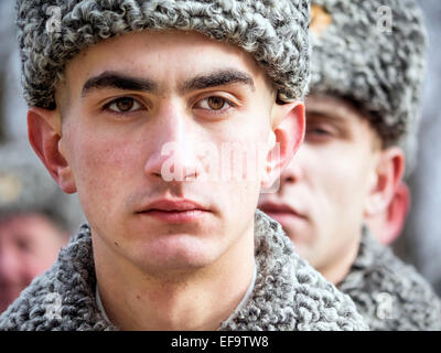 Kruty, Ucraina. Il 29 gennaio, 2015. Guardia d'onore -- politicinas ucraini, 29 gennaio 2015, ha partecipato alla cerimonia Kruty eroi, giovani ragazzi che in questo giorno nel 1918 vicino alla stazione Kruty nella regione di Chernihiv è entrato in una battaglia impari con i bolscevichi e sono morti di una morte eroica per l'Ucraina Repubblica popolare. Credito: Igor Golovnov/Alamy Live News Foto Stock