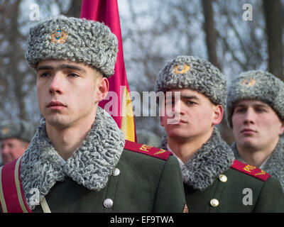 Kruty, Ucraina. Il 29 gennaio, 2015. Guardia d'onore -- politicinas ucraini, 29 gennaio 2015, ha partecipato alla cerimonia Kruty eroi, giovani ragazzi che in questo giorno nel 1918 vicino alla stazione Kruty nella regione di Chernihiv è entrato in una battaglia impari con i bolscevichi e sono morti di una morte eroica per l'Ucraina Repubblica popolare. Credito: Igor Golovnov/Alamy Live News Foto Stock