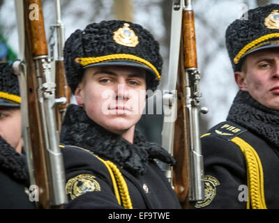 Kruty, Ucraina. Il 29 gennaio, 2015. Guardia d'onore -- politicinas ucraini, 29 gennaio 2015, ha partecipato alla cerimonia Kruty eroi, giovani ragazzi che in questo giorno nel 1918 vicino alla stazione Kruty nella regione di Chernihiv è entrato in una battaglia impari con i bolscevichi e sono morti di una morte eroica per l'Ucraina Repubblica popolare. Credito: Igor Golovnov/Alamy Live News Foto Stock