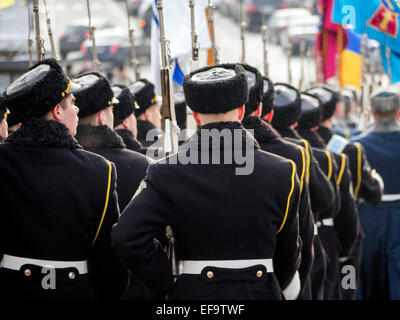 Kruty, Ucraina. Il 29 gennaio, 2015. Guardia d'onore -- politicinas ucraini, 29 gennaio 2015, ha partecipato alla cerimonia Kruty eroi, giovani ragazzi che in questo giorno nel 1918 vicino alla stazione Kruty nella regione di Chernihiv è entrato in una battaglia impari con i bolscevichi e sono morti di una morte eroica per l'Ucraina Repubblica popolare. Credito: Igor Golovnov/Alamy Live News Foto Stock