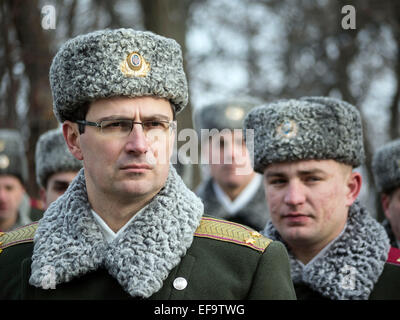 Kruty, Ucraina. Il 29 gennaio, 2015. Guardia d'onore -- politicinas ucraini, 29 gennaio 2015, ha partecipato alla cerimonia Kruty eroi, giovani ragazzi che in questo giorno nel 1918 vicino alla stazione Kruty nella regione di Chernihiv è entrato in una battaglia impari con i bolscevichi e sono morti di una morte eroica per l'Ucraina Repubblica popolare. Credito: Igor Golovnov/Alamy Live News Foto Stock