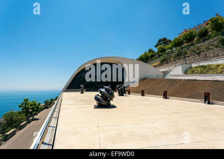 Tony Cragg scultura al di fuori dell'Oscar Niemeyer Auditorium di Ravello, Amalfi, Italia Foto Stock