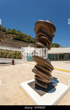 Tony Cragg scultura al di fuori dell'Oscar Niemeyer Auditorium di Ravello, Amalfi, Italia Foto Stock