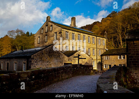 Vista esterna del mulino di Gibson un edificio ristrutturato del XIX secolo cotonificio a Hardcastle Crags, West Yorkshire, Inghilterra, Regno Unito Foto Stock