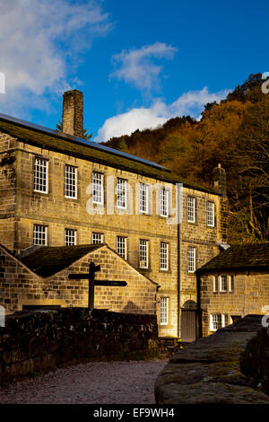 Vista esterna del mulino di Gibson un edificio ristrutturato del XIX secolo cotonificio a Hardcastle Crags, West Yorkshire, Inghilterra, Regno Unito Foto Stock