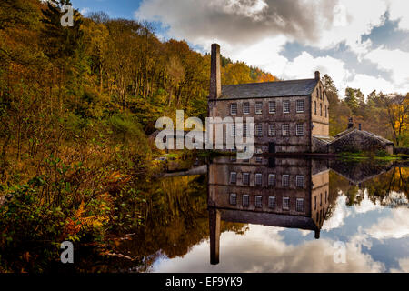 Vista esterna del mulino di Gibson un edificio ristrutturato del XIX secolo cotonificio a Hardcastle Crags, West Yorkshire, Inghilterra, Regno Unito Foto Stock