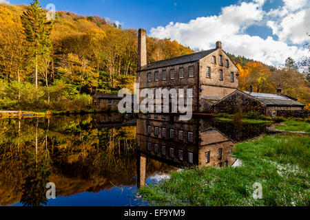 Vista esterna del mulino di Gibson un edificio ristrutturato del XIX secolo cotonificio a Hardcastle Crags, West Yorkshire, Inghilterra, Regno Unito Foto Stock