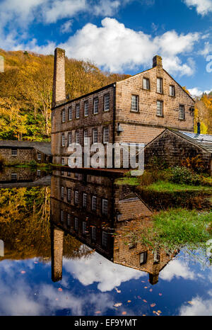 Vista esterna del mulino di Gibson un edificio ristrutturato del XIX secolo cotonificio a Hardcastle Crags, West Yorkshire, Inghilterra, Regno Unito Foto Stock