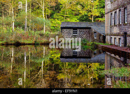 Vista esterna del mulino di Gibson un edificio ristrutturato del XIX secolo cotonificio a Hardcastle Crags, West Yorkshire, Inghilterra, Regno Unito Foto Stock