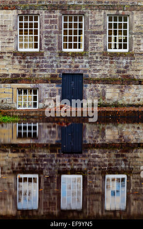 Vista esterna del mulino di Gibson un edificio ristrutturato del XIX secolo cotonificio a Hardcastle Crags, West Yorkshire, Inghilterra, Regno Unito Foto Stock