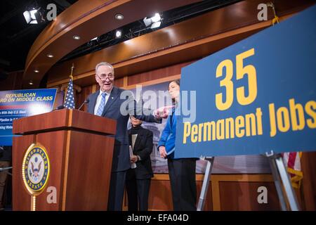 Noi il senatore Chuck Schumer discute la sua opposizione alla Keystone Pipeline durante un briefing con la stampa Gennaio 29, 2015 a Washington, DC. Foto Stock