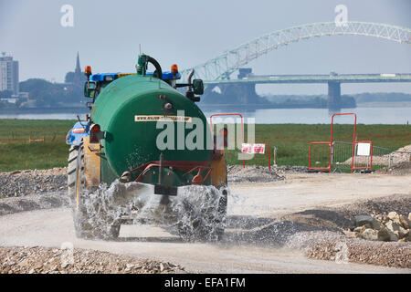 Lo smorzamento di ghiaia strada di accesso per Mersey Gateway Progetto Ponte Foto Stock