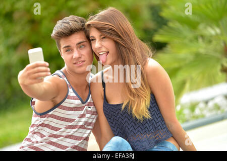 Amici di adolescenti Faccia rendendo sullo smartphone Foto Stock