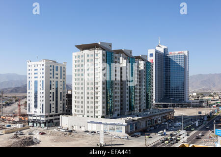 Edifici ad alta nella città di Fujairah, Emirati Arabi Uniti Foto Stock