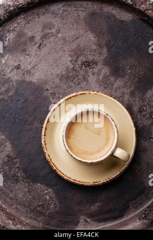 Tazza da caffè scuri su sfondo a trama Foto Stock