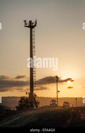 Di fronte alla recinzione internazionale al Colonia Libertad distretto di Tijuana per Stati Uniti/Messico frontiera televisione una torre di avvistamento sondaggi tentativi di immigrazione illegale. Nota Pattuglia di Confine SUV. Foto Stock