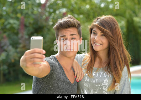 Amici di adolescenti Faccia rendendo sullo smartphone Foto Stock