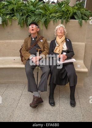 Vittime di 'Museum fatica,' una stanca coppia di anziani dormire su una panchina in Ala americana della città di New York il Metropolitan Museum of Art. Foto Stock