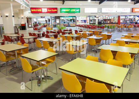 Food Court al Dubai Outlet Mall. Il centro commerciale è la parte di uscita di Dubai City a Dubai. Foto Stock