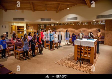 E multirazziale i figli piccoli noti come Tiny Tim assistere ad una lezione religiosa nella cappella di San Timoteo della Chiesa Cattolica, Laguna Niguel, CA. Nota insegnante a destra. Foto Stock