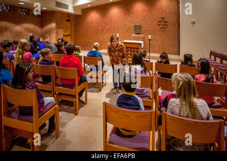 E multirazziale i figli piccoli noti come Tiny Tim assistere ad una lezione religiosa nella cappella di San Timoteo della Chiesa Cattolica, Laguna Niguel, CA. Nota insegnante. Foto Stock