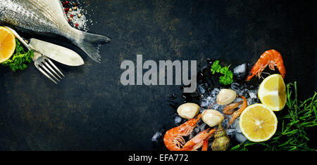 Delizioso pesce fresco su scuro dello sfondo vintage Foto Stock