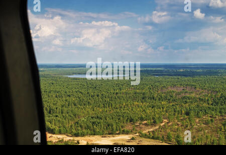 Volo in elicottero su un luogo di inizio e la fine di automobile rally-raid " Bielorussia - Baha - 2014'. Foto Stock